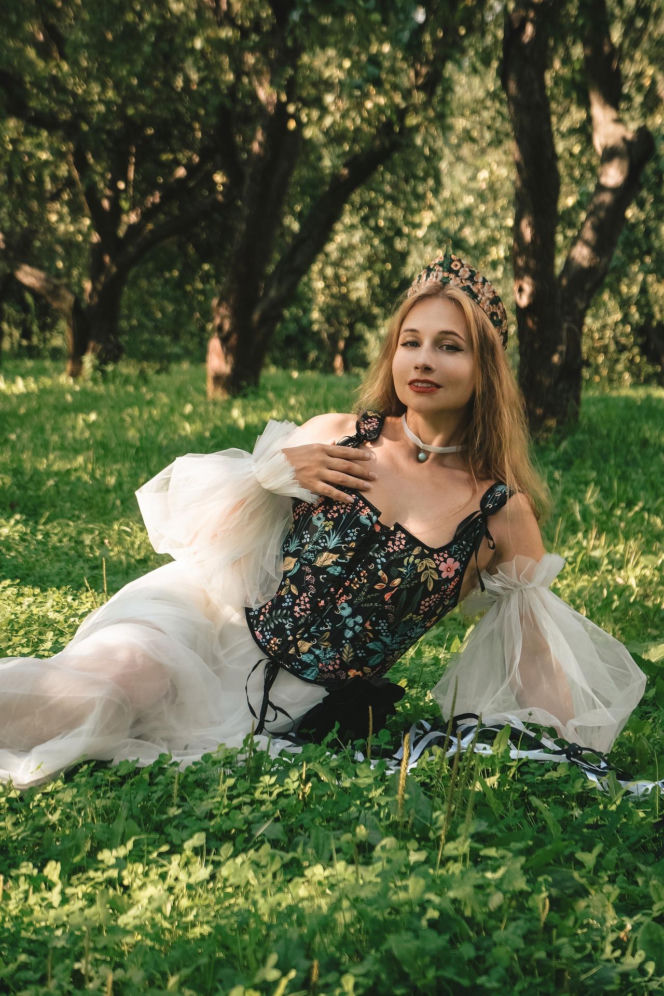 Zapomnij o krojach oversize. Emily Blunt i Margot Robbie wyznaczają nowy trend