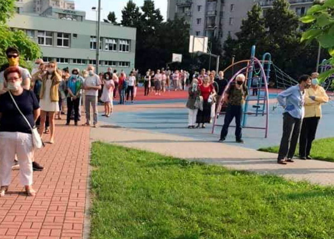  Wybory 2020 Warszawa. Kolejki do głosowania tuż po godz 8