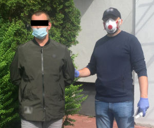 Skakał po samochodach w stolicy