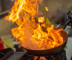 Płonący tłuszcz na patelni – co robić, kiedy buchnie płomień (i dlaczego woda to najgorszy pomysł)