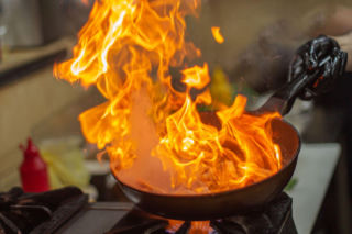 Płonący tłuszcz na patelni – co robić, kiedy buchnie płomień (i dlaczego woda to najgorszy pomysł)
