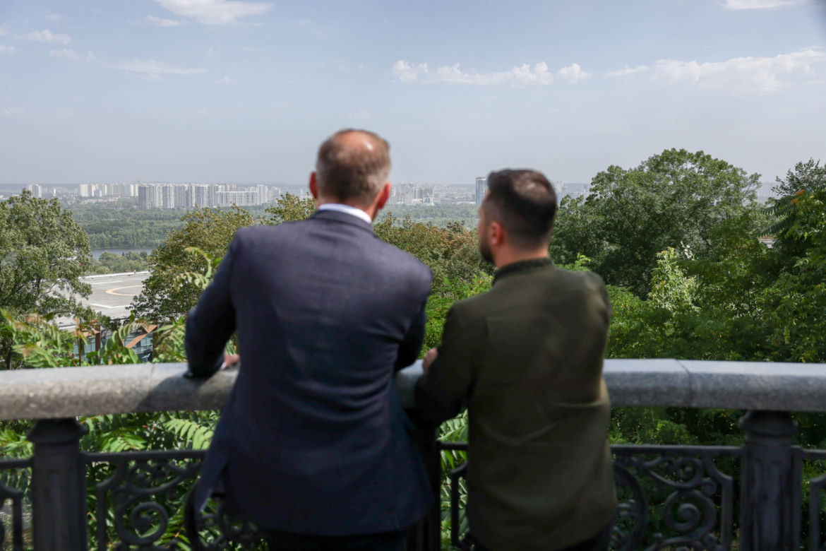Prezydent Andrzej Duda w Kijowie: Ukraina obroni się i zwycięży. „Polska chce robić tu interesy” [ZDJĘCIA]