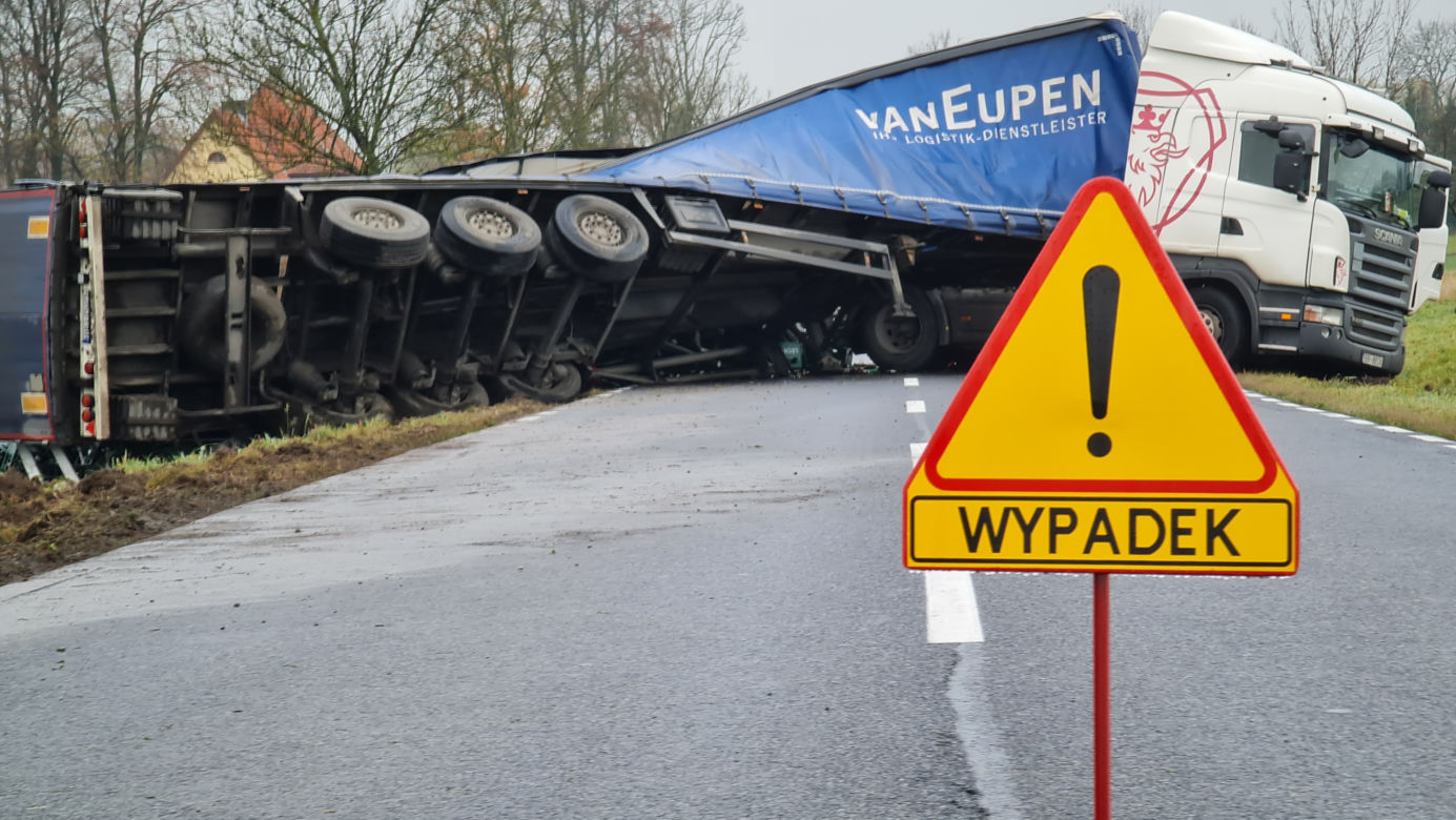 Troszkowo. Setki litrów piwa rozlały się na drogę