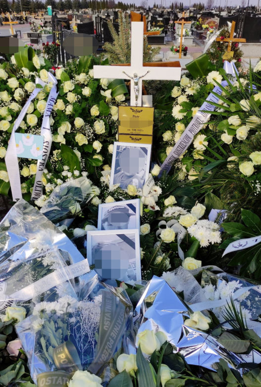 Tłumy na pogrzebie trójki zamordowanych chłopców i morze łez na wspólnym grobie