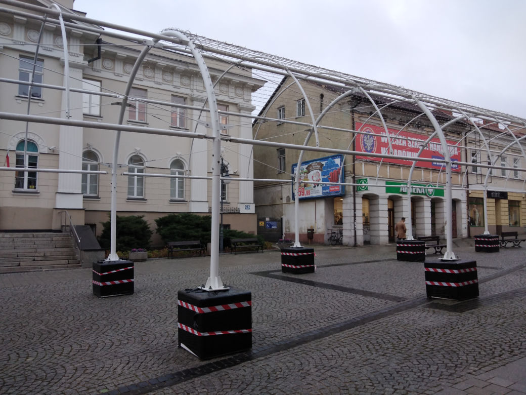 Radom szykuje się na święta. Trwa montaż ozdób