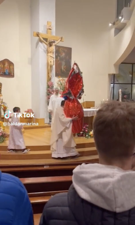 Ksiądz upadek