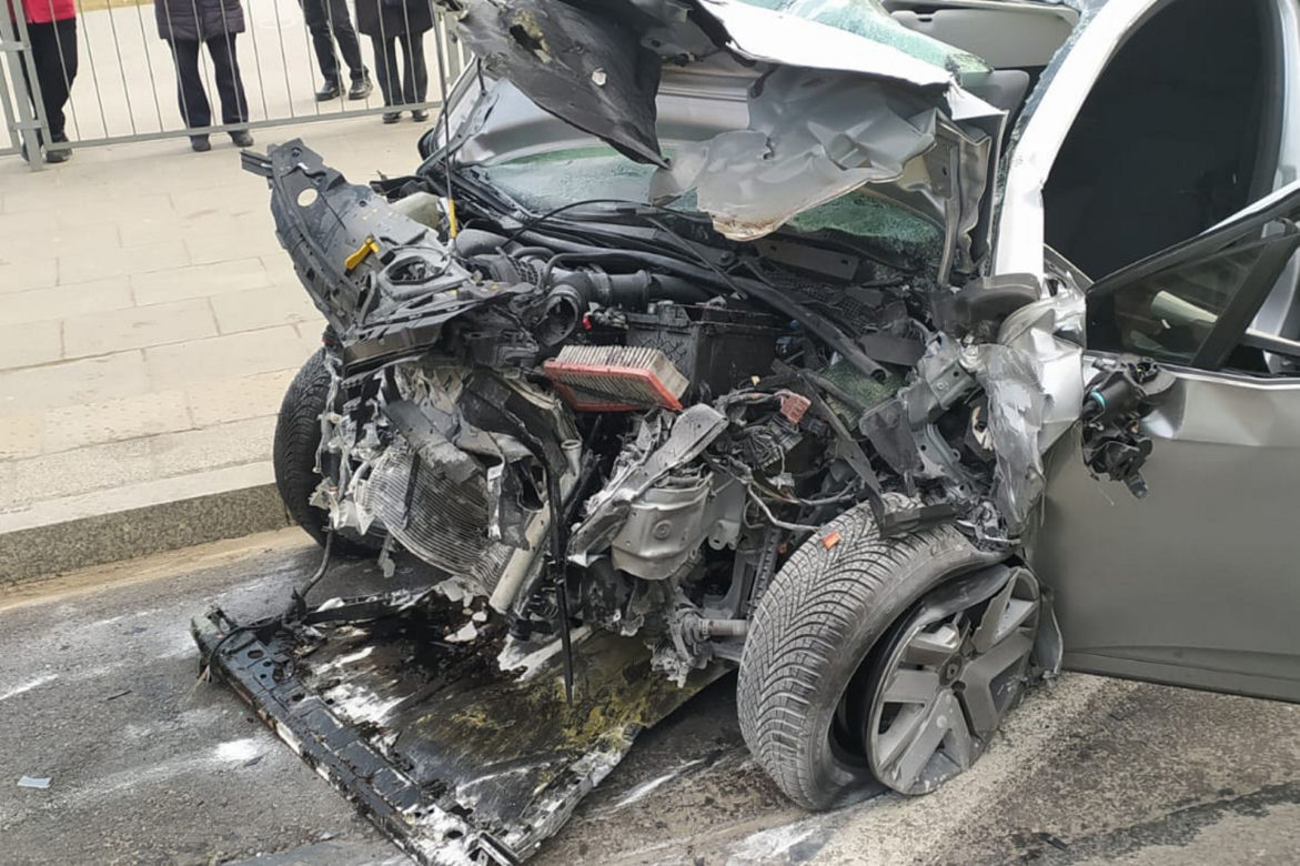 Dramat na Saskiej Kępie. Samochód wbił się w autobus