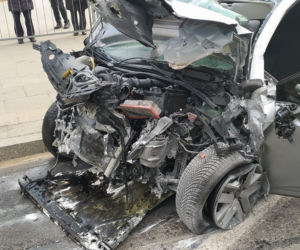 Dramat na Saskiej Kępie. Samochód wbił się w autobus