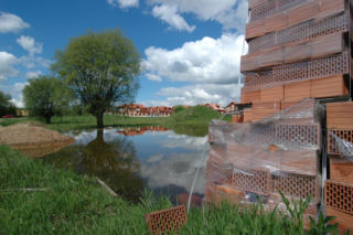 Jak pozbyć się stojącej wody z działki? Oto skuteczne metody