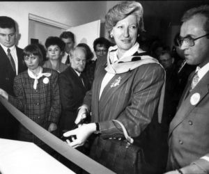 Była pierwszą kobietą na stanowisku premiera III RP. Już po roku złożyła dymisję