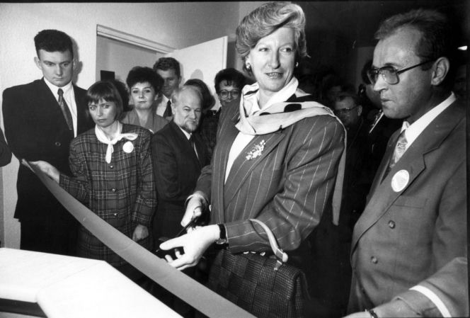 Była pierwszą kobietą na stanowisku premiera III RP. Już po roku złożyła dymisję