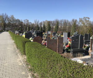 Ten cmentarz na Śląsku jest otwarty. Mieszkańcy odwiedzają groby bliskich