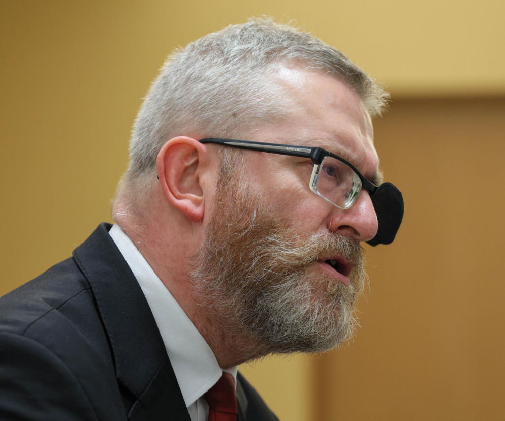 Grzegorz Braun ma duży problem! Aż tylu Polaków chce zdelegalizować jego partię