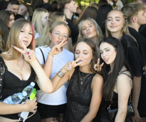 Fani w upale czekają na koncert The Weeknd. Tłumy w Warszawie