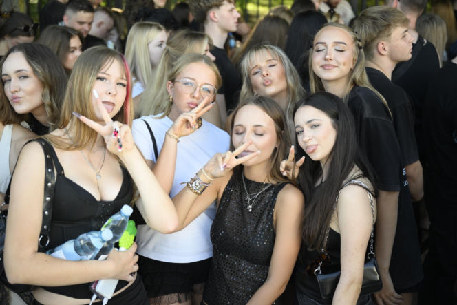 Fani w upale czekają na koncert The Weeknd. Tłumy w Warszawie
