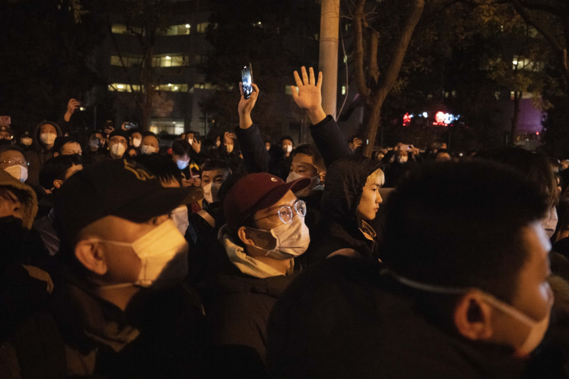 Wielkie demonstracje przeciwko restrykcjom covidowym! "Chcę swobodnie wychodzić, ale nie mogę"