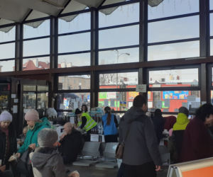 Lublin: Coraz mniej wolontariuszy, którzy pomagają uchodźcom na dworcu. Potrzebne wsparcie [GALERIA]