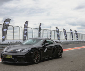 Jedź bezpiecznie – apelują profesjonalni kierowcy i internetowi twórcy na 4F Racing Academy