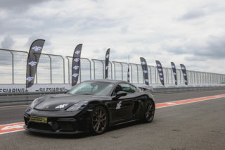 Jedź bezpiecznie – apelują profesjonalni kierowcy i internetowi twórcy na 4F Racing Academy