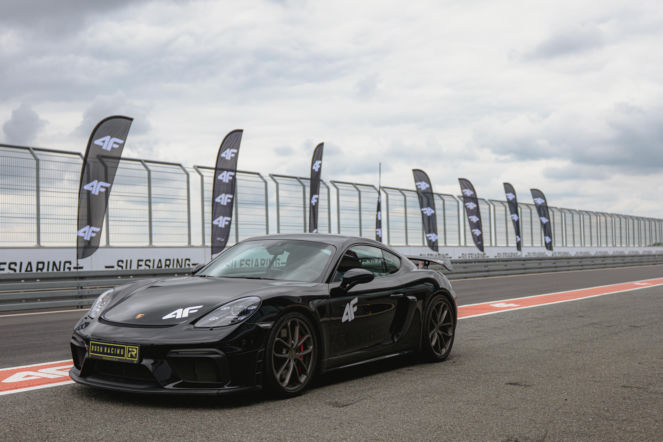 Jedź bezpiecznie – apelują profesjonalni kierowcy i internetowi twórcy na 4F Racing Academy