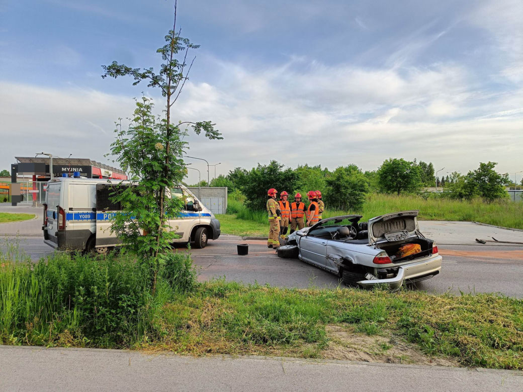 Kompletnie pijany policjant rozbił dwie osobówki. Jego sportowy kabriolet gruchnął w BMW i złamał betonowy słup