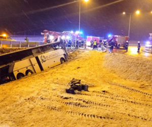 Tragedia na autostradzie A4. Autokar runął do rowu. Zginęła 1 osoba, jest 9 rannych! [ZDJĘCIA]