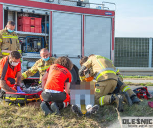 Citroen zderzył się czołowo z wywrotką. Groźny wypadek pod Oleśnicą