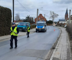 Dramat w pod Świeciem! 8-letni chłopczyk wbiegł pod samochód [ZDJĘCIA]