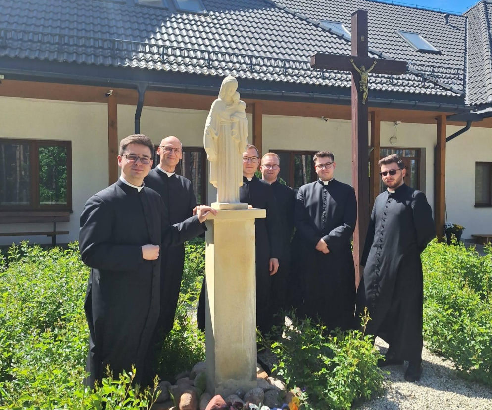 Diakoni przeżywają swoje rekolekcje przed święceniami w Ognisku Miłości w Łopocznie