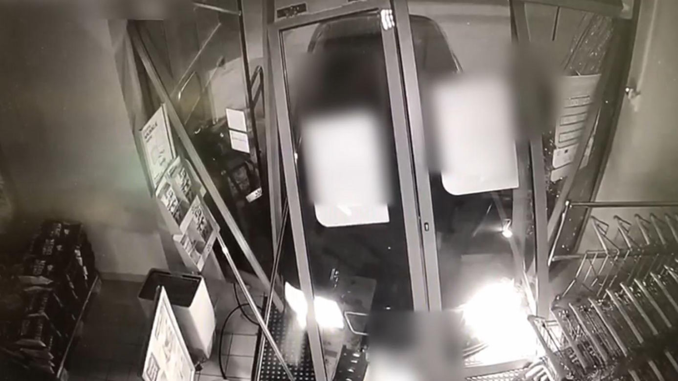Pod osłoną nocy wjechał w drzwi sklepu i ukradł alkohol