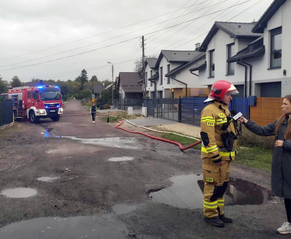 Dogaszanie pożaru hali produkcyjnej w Czeladzi
