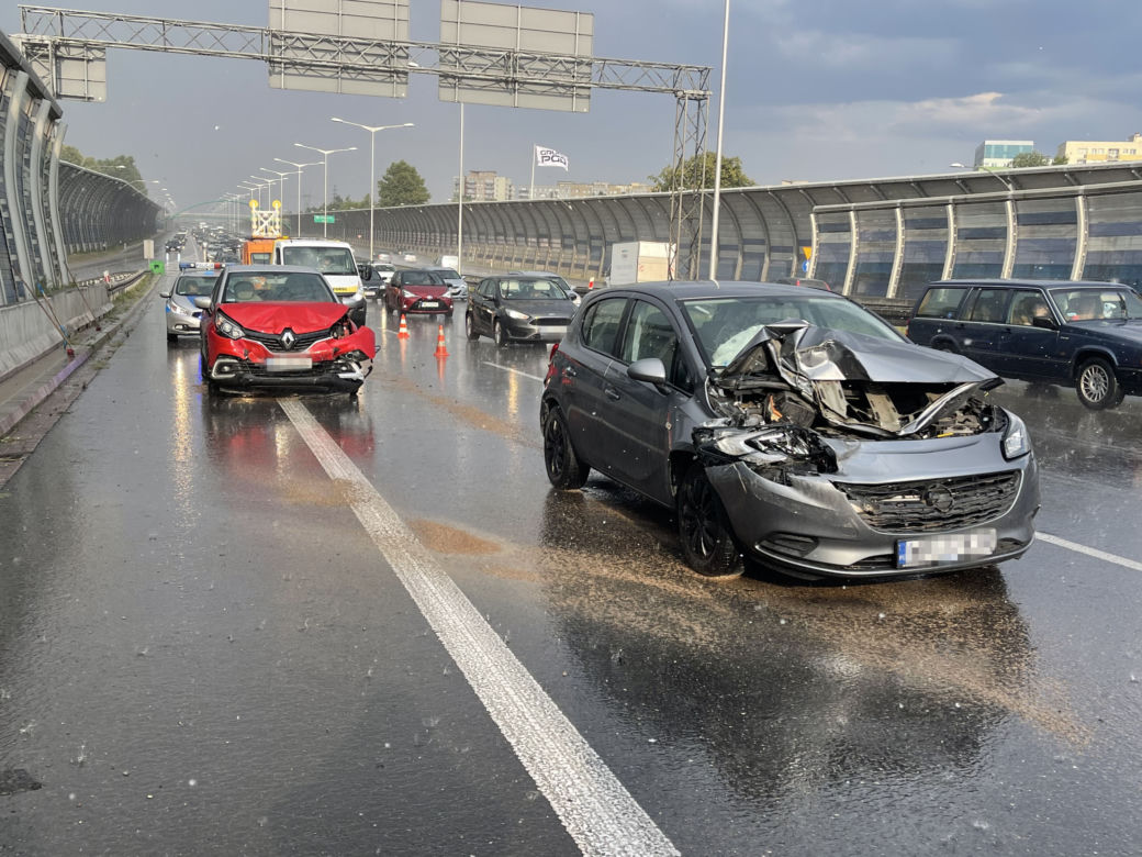 Horror na S8. Zderzyły się dwa samochody osobowe i bus. Jedna osoba została ranna