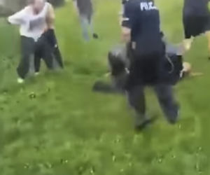 W Pastuchowie biją policję