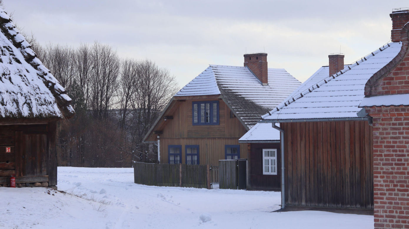 Cicho i wszędzie biało. Tak prezentuje się skansen w Lublinie w zimowej odsłonie! [GALERIA]
