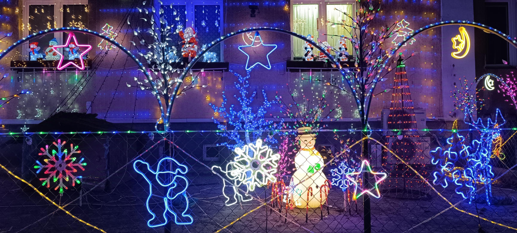 Świateczna iluminacja na jednej z posesji na Starych Bielanach 2024