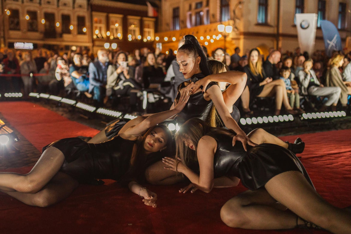 Kicz i blichtr podczas pokazu Art In Culture na Rynku w Rzeszowie