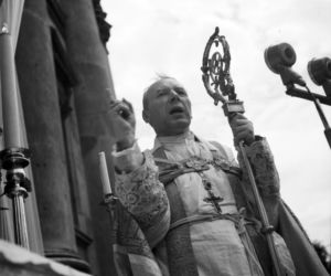 Uroczystość Bożego Ciała w Warszawie celebrowana przez Prymasa Polski kardynała Stefana Wyszyńskiego - 1957 rok