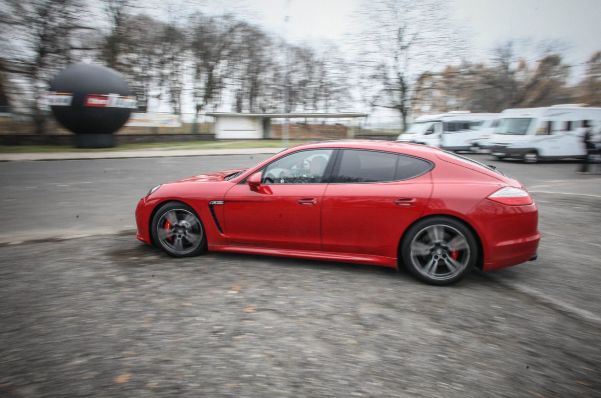 Adrian Zieliński w Porsche Panamera GTS