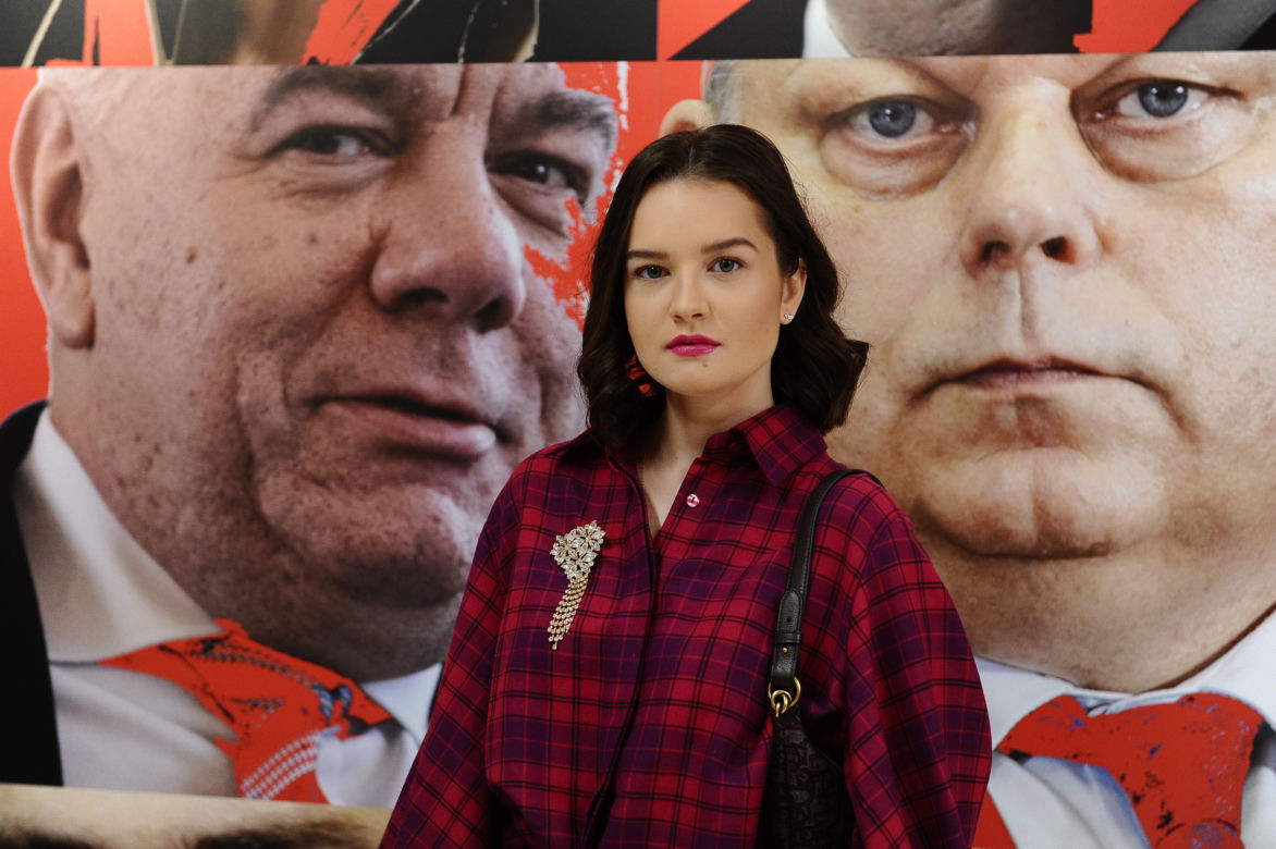  Przyłapaliśmy Grocholę, gdy robiła to na kontrowersyjnym wernisażu. Zdjęcia mówią wszystko