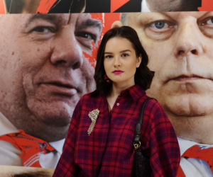  Przyłapaliśmy Grocholę, gdy robiła to na kontrowersyjnym wernisażu. Zdjęcia mówią wszystko