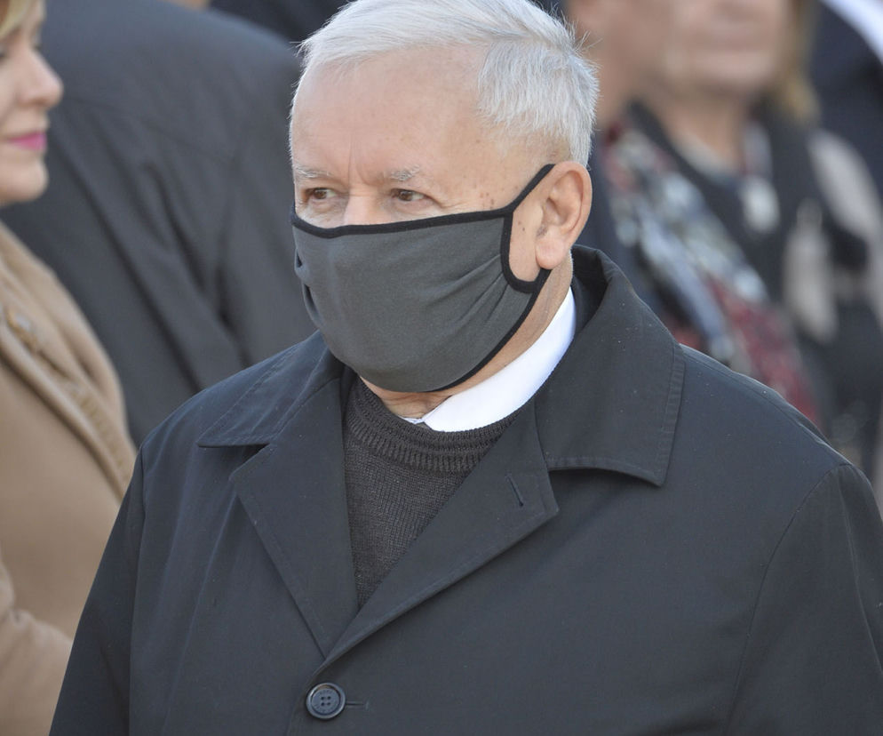 Jarosław Kaczyński na Powązkach i przed pomnikiem brata. Prezes PiS nie zapomina o kolejnej miesięcznicy