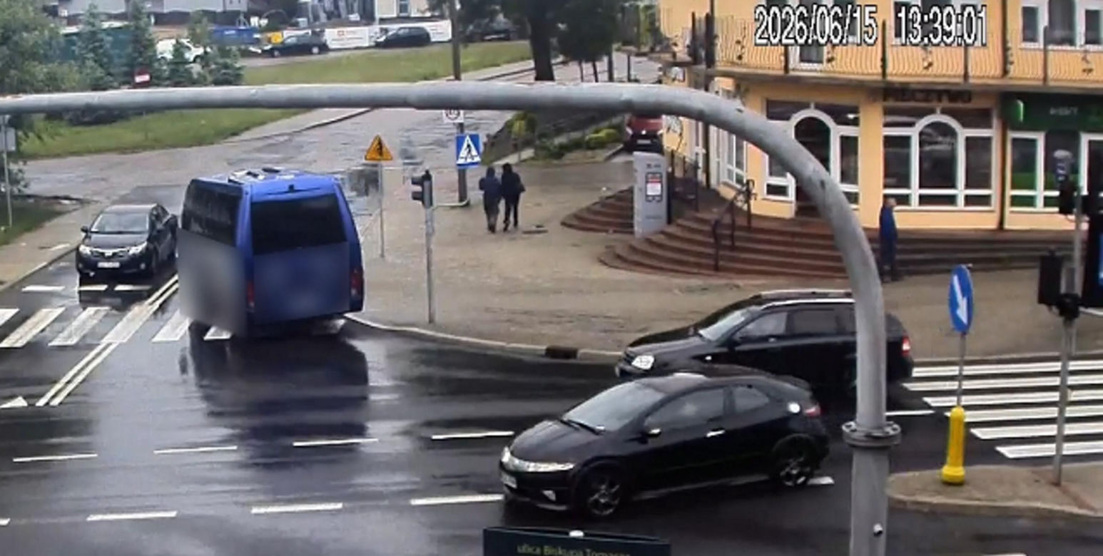Nastolatek huknął hulajnogą w busa
