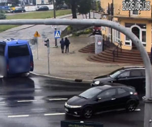 Nastolatek huknął hulajnogą w busa