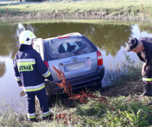 Kumiała. Pijany wjechał do stawu. I zasnął