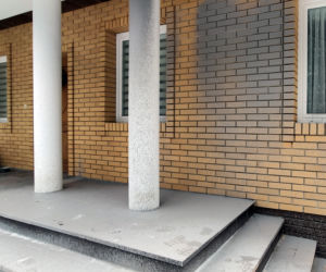 Puszcza Augustowska. Prywatny dom strażnika leśnego został oblany farbą przez nieznanych sprawców
