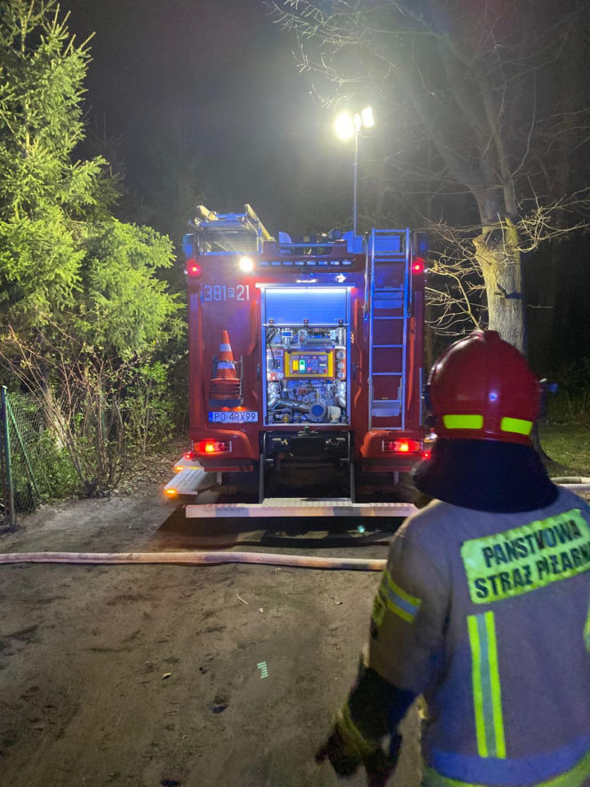 Duże straty po pożarze altany w Lesznie. Ogień wybuchł w środku nocy