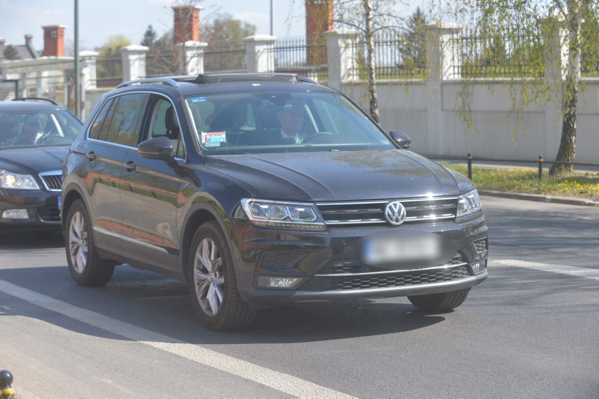 Polacy tracą pracę a oni zarabiają miliony