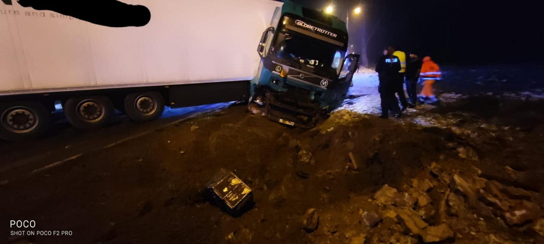 Wypadek pod Legionowem, osobówka zderzyła się z tirem. 3 osoby w szpitalu