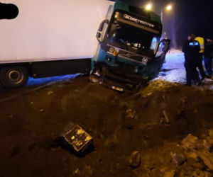 Wypadek pod Legionowem, osobówka zderzyła się z tirem. 3 osoby w szpitalu