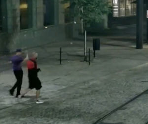 Zabrze. Uderzyli chłopaka butelką w głowę i zabrali mu telefon. Szuka ich policja [ZDJĘCIA]